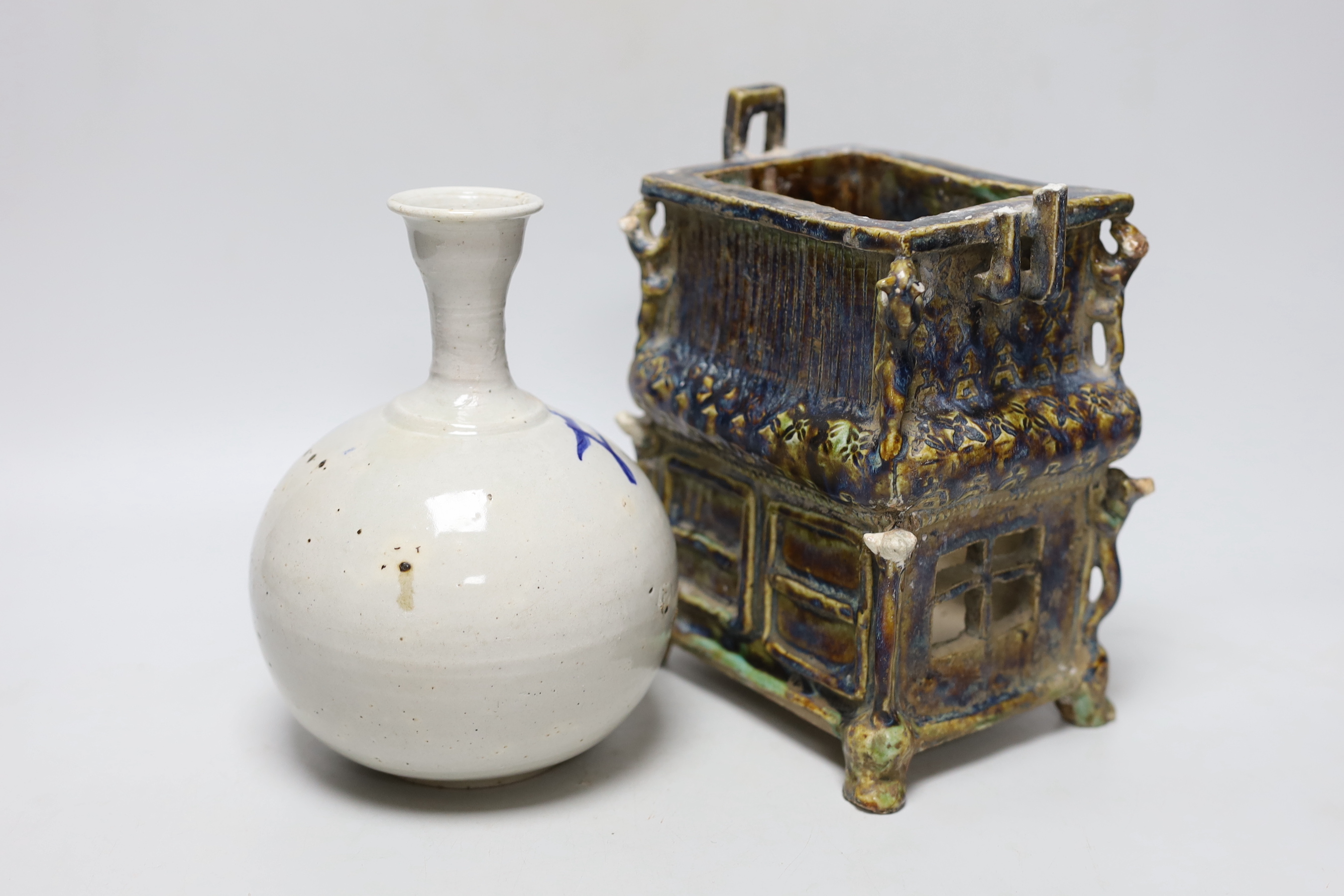 A Korean porcelain bottle vase and a Chinese archaistic planter, vase 18cm high